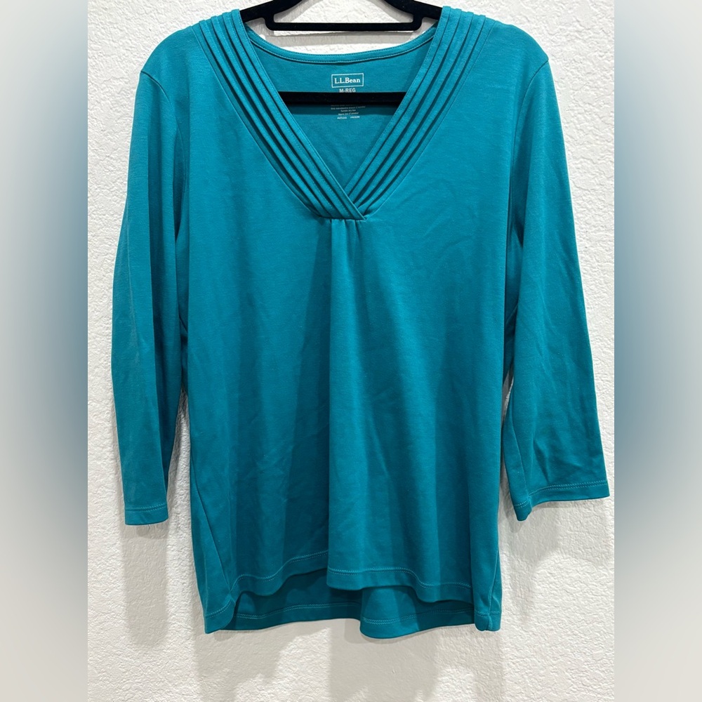 L.L.Bean women's 3/4-sleeve V-neck pintuck top in a teal / turquoise color Sz M